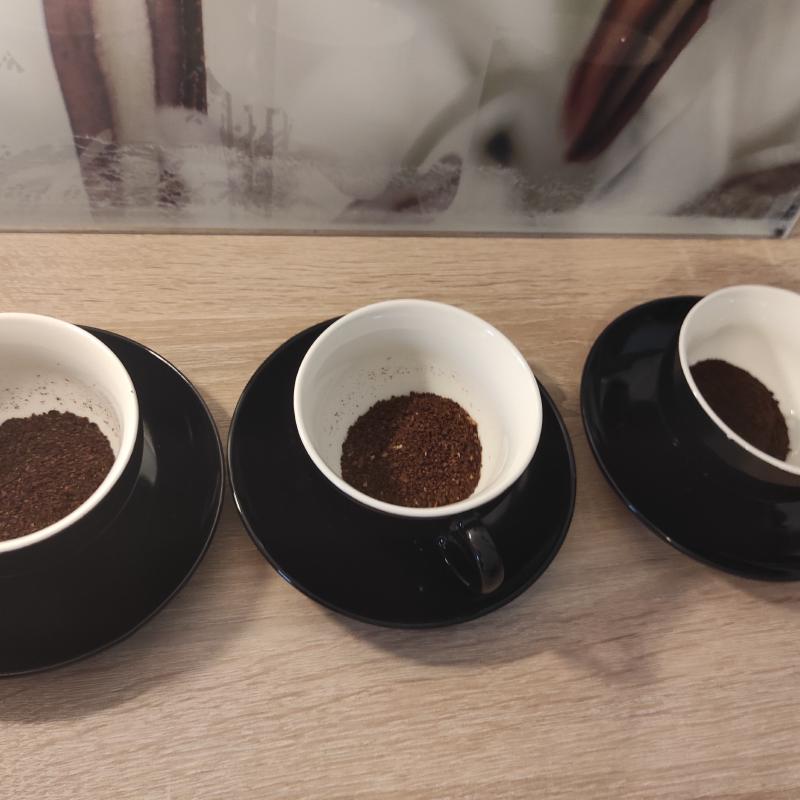 Tassen mit Kaffee Pulver